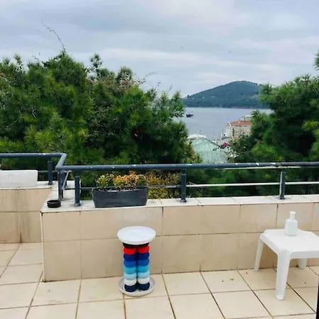 Island House אדאלר